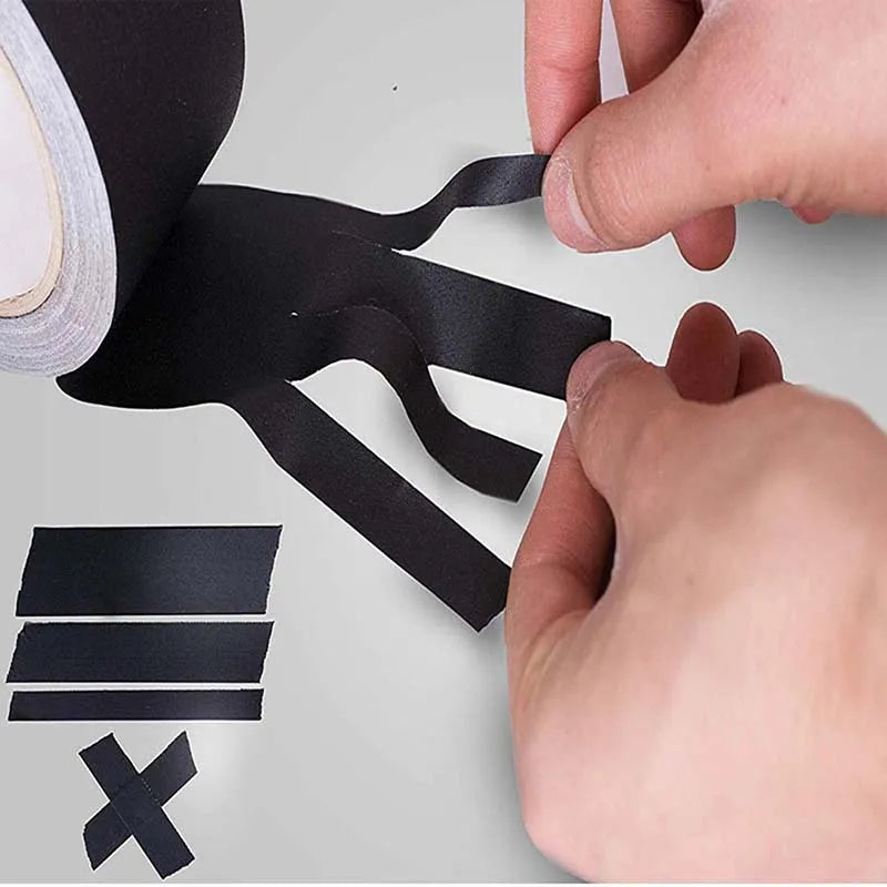 Découpe et installation facile d’une bande antidérapante adhésive noire, ruban de sécurité personnalisable pour escaliers et surfaces glissantes.